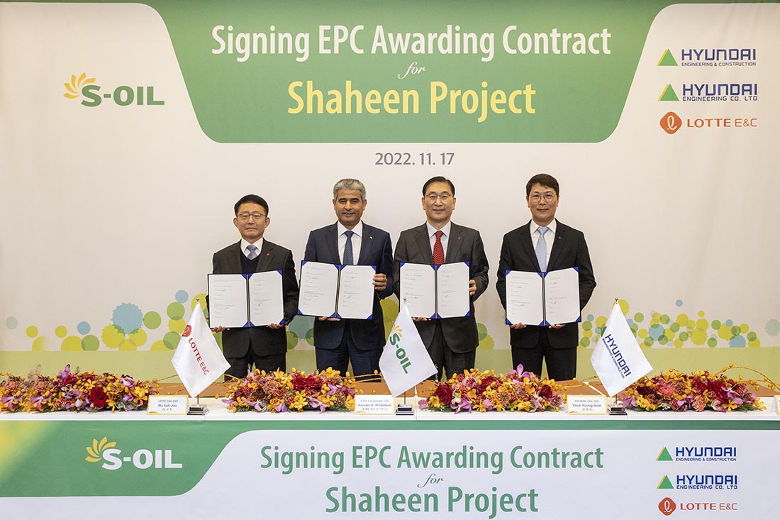 Hyundai Engineering CEO Yoon Young-joon (second right), Hyundai Engineering CEO Hong Hyeon-sung (far left), S-Oil CEO Hussain Al-Qahtan (second left), and Lotte E&C CEO Ha Seok-joo (far left) are taking photos after signing the contract